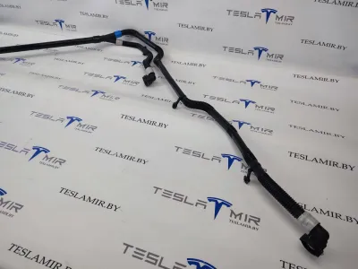 Патрубок системы охлаждения пластиковый передний Tesla Model Y 2021 — фото 2