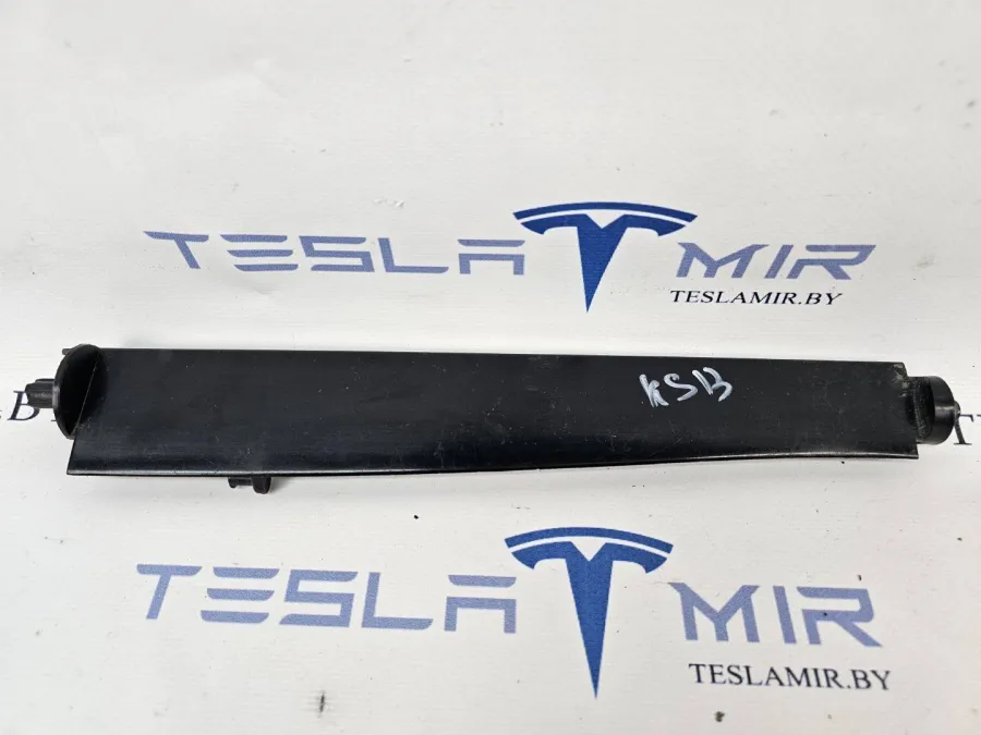 Заслонка корпуса центрального люверса правая Tesla Model 3 2020 — фото 1