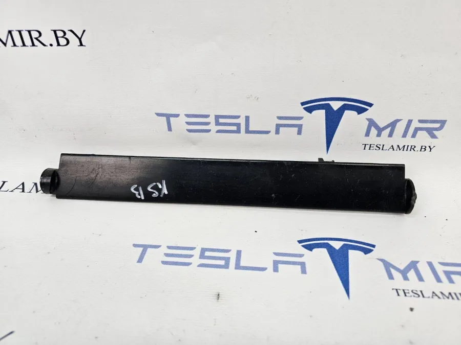 Заслонка корпуса центрального люверса правая Tesla Model 3 2020 — фото 1