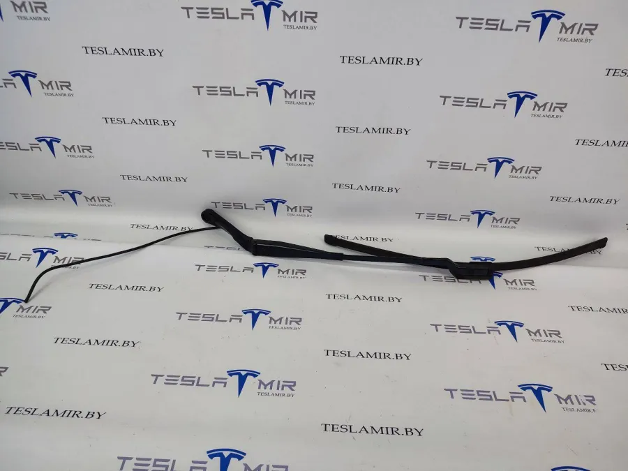 Щеткодержатель (поводок стеклоочистителя, дворник) левый Tesla Model 3 2020 — фото 1