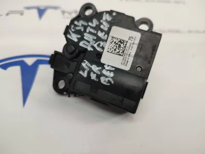 Сервопривод печки верхний Tesla Model 3 2021