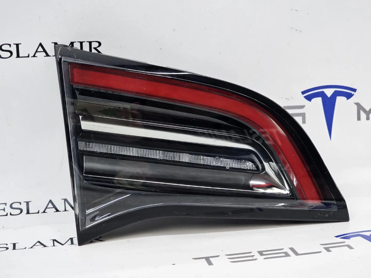Фонарь крышки багажника левый Tesla Model Y 2024 — фото 1