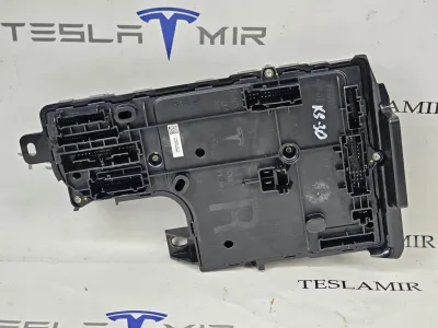 Блок управления BCM (бортовой сети) (Body Control Module) Боди правый Tesla Model Y 2024