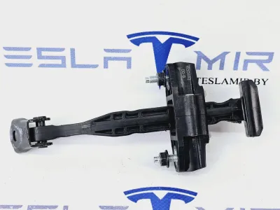 Ограничитель открывания двери передней Tesla Model Y 2021