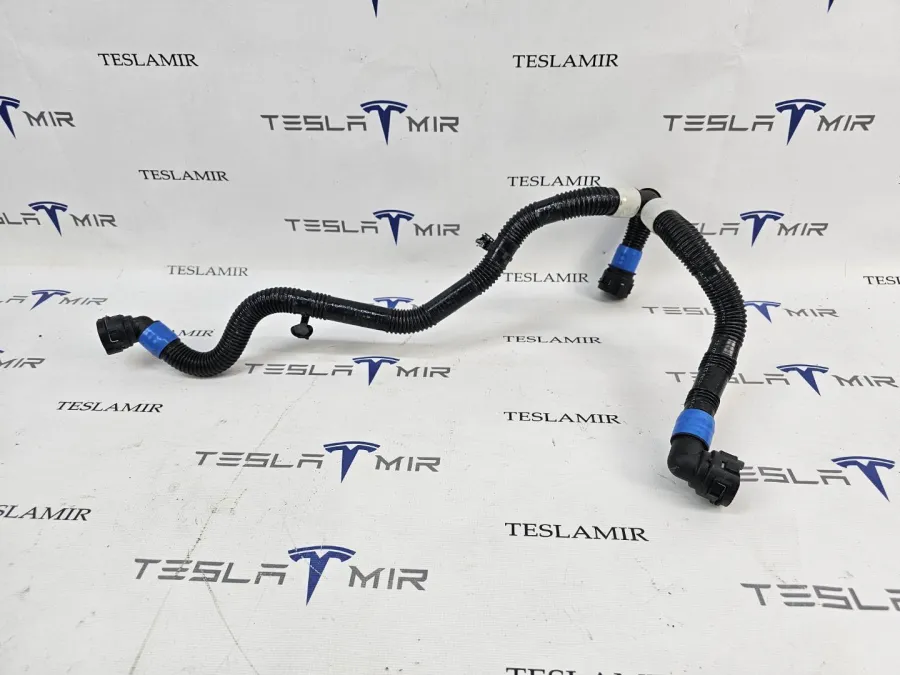 Патрубок системы охлаждения пластиковый Tesla Model S 2022 — фото 1