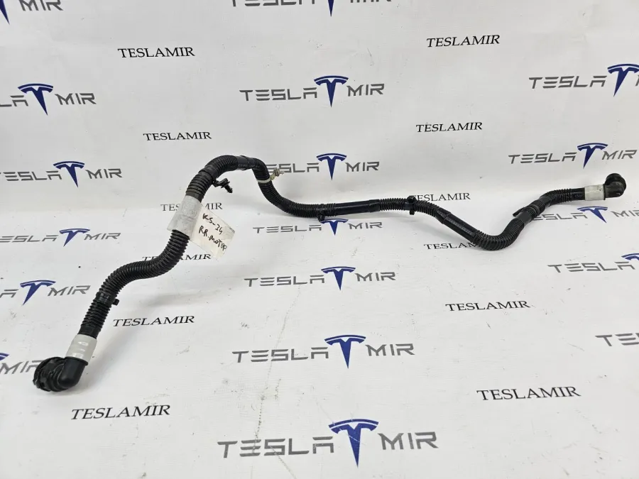 Патрубок системы охлаждения пластиковый Tesla Model S 2022 — фото 1