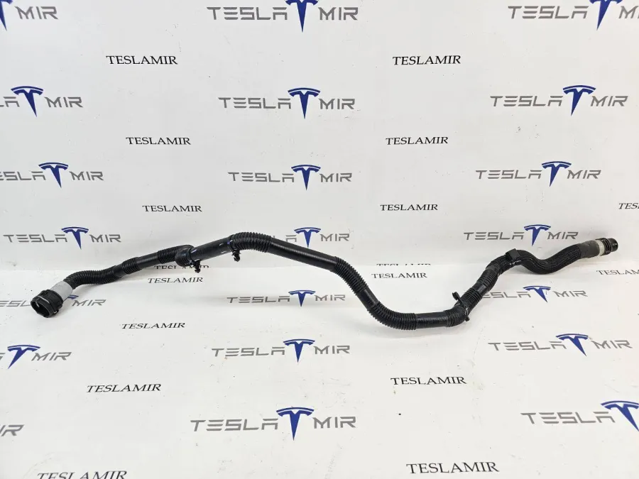 Патрубок системы охлаждения пластиковый передний Tesla Model 3 2025 — фото 1
