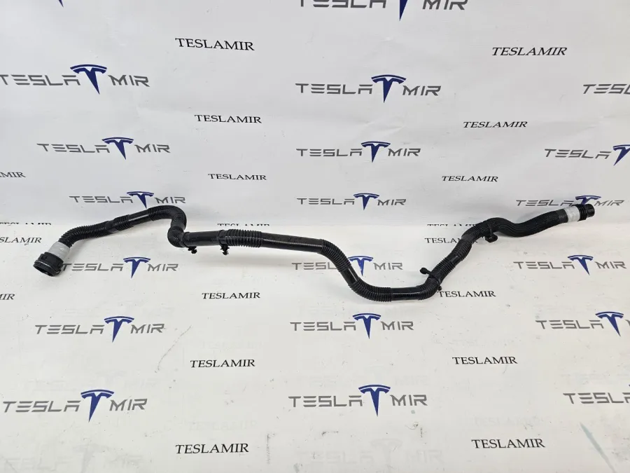 Патрубок системы охлаждения пластиковый передний Tesla Model Y 2025 — фото 1