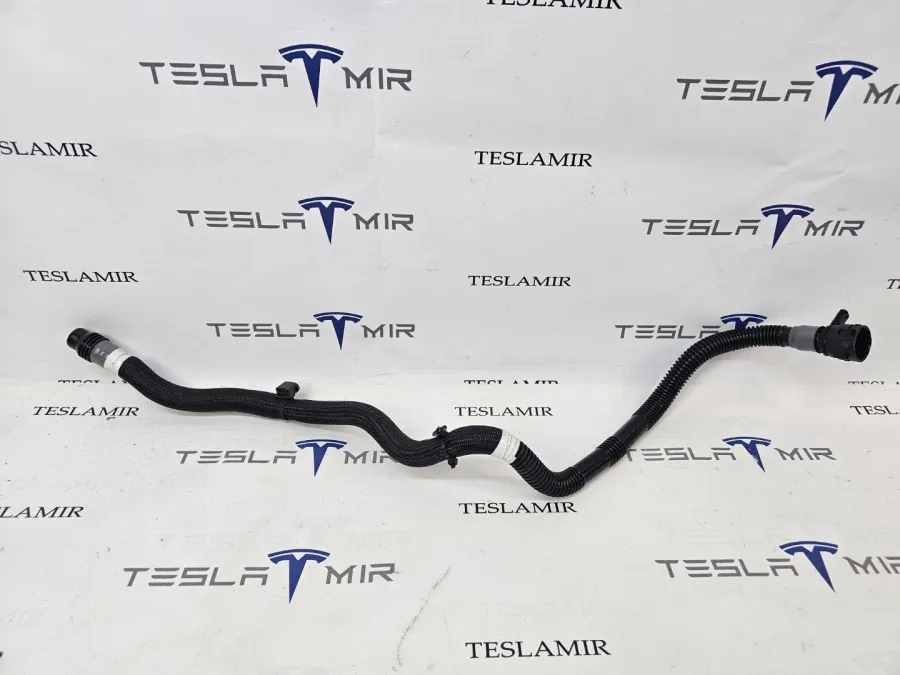 Патрубок системы охлаждения пластиковый передний Tesla Model Y 2025 — фото 1