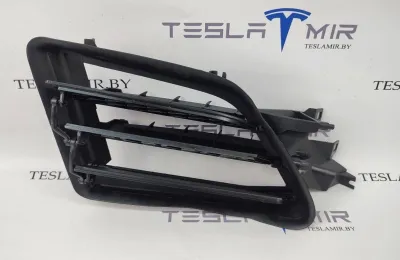Люверс переднего бампера левый Tesla Model S 2018
