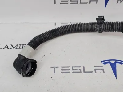 Патрубок системы охлаждения пластиковый передний Tesla Model Y 2022 — фото 3