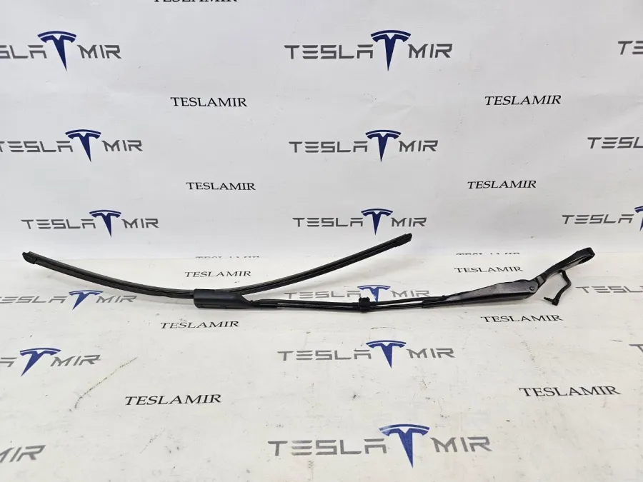 Щеткодержатель (поводок стеклоочистителя, дворник) левый Tesla Model 3 2025 — фото 1