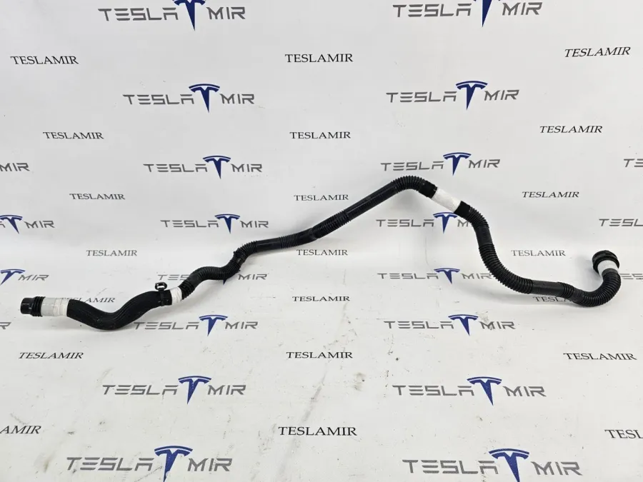 Патрубок системы охлаждения пластиковый передний Tesla Model Y 2025 — фото 1
