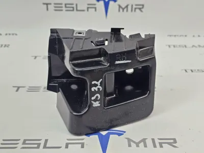 Кронштейн крепления фонаря правый Tesla Model Y 2025