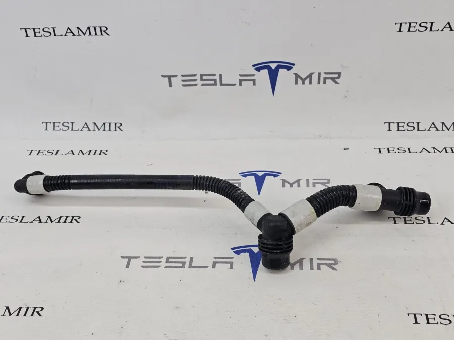 Патрубок системы охлаждения пластиковый передний левый Tesla Model Y 2024 — фото 1