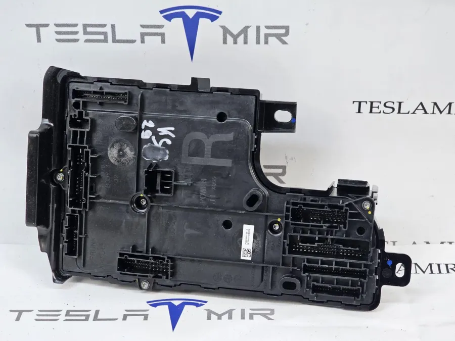 Блок управления BCM (бортовой сети) (Body Control Module) Боди правый Tesla Model Y 2024 — фото 1
