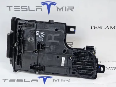 Блок управления BCM (бортовой сети) (Body Control Module) Боди правый Tesla Model Y 2024