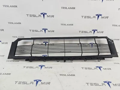 Решетка гриль декоративная основного радиатора (передний бампер) Tesla Model S 2018