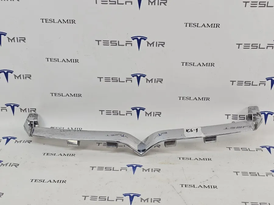 Накладка V-образная декоративная переднего гриля (птичка) Tesla Model S 2018 — фото 1