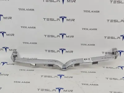 Накладка V-образная декоративная переднего гриля (птичка) Tesla Model S 2018
