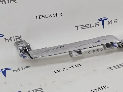 Накладка V-образная декоративная переднего гриля (птичка) Tesla Model S 2018 — фото 2
