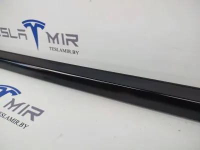 Молдинг двери передней правой Tesla Model 3 2021
