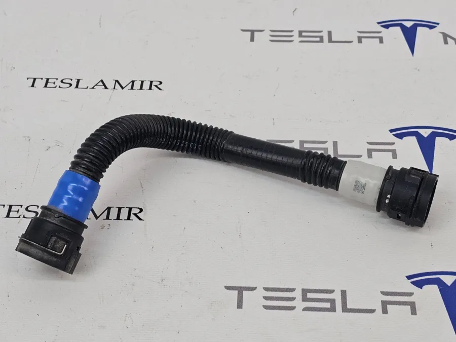 Патрубок системы охлаждения пластиковый Tesla Model S 2022 — фото 1