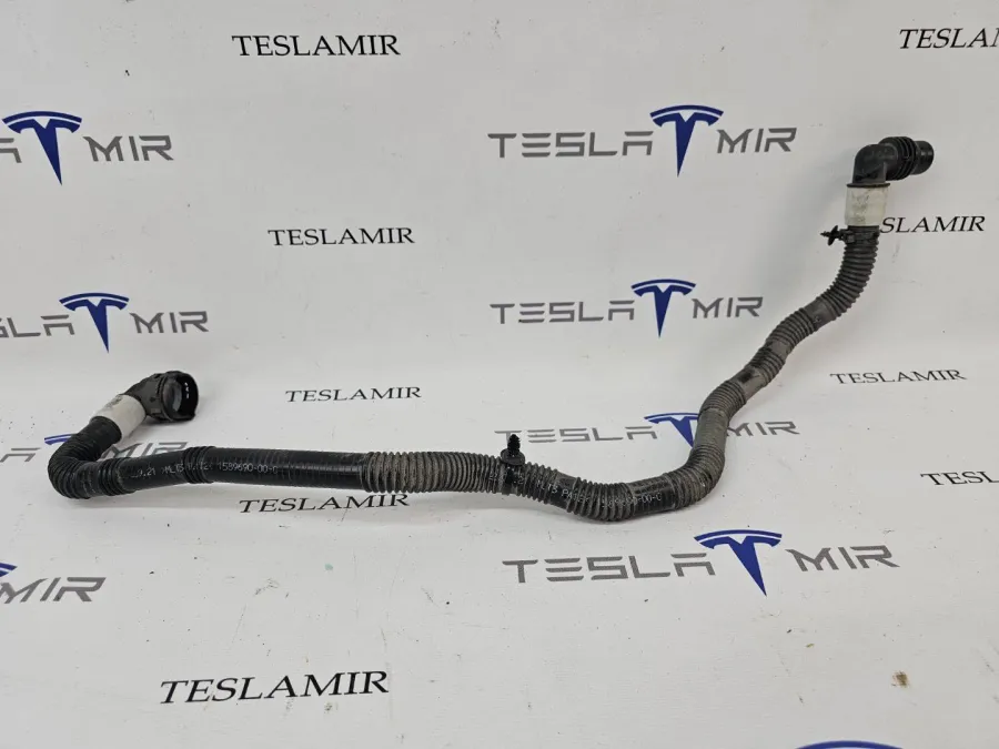 Патрубок системы охлаждения пластиковый Tesla Model S 2022 — фото 1
