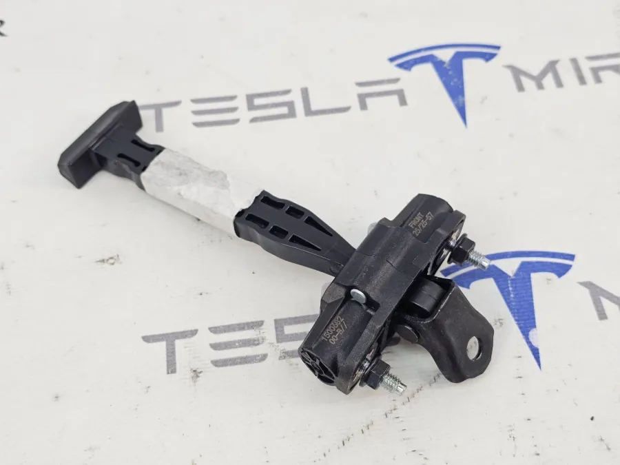 Ограничитель открывания двери передней Tesla Model Y 2025 — фото 1