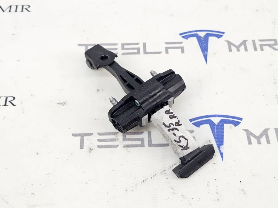 Ограничитель открывания двери задней Tesla Model Y 2025 — фото 1