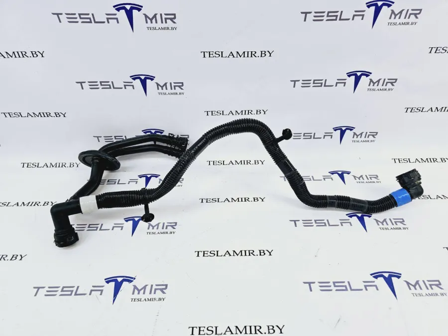 Патрубок системы охлаждения пластиковый Tesla Model S 2022 — фото 1