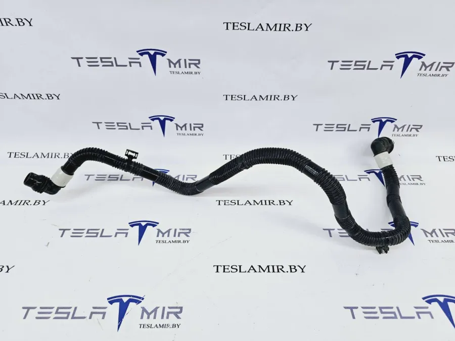 Патрубок системы охлаждения пластиковый Tesla Model S 2022 — фото 1