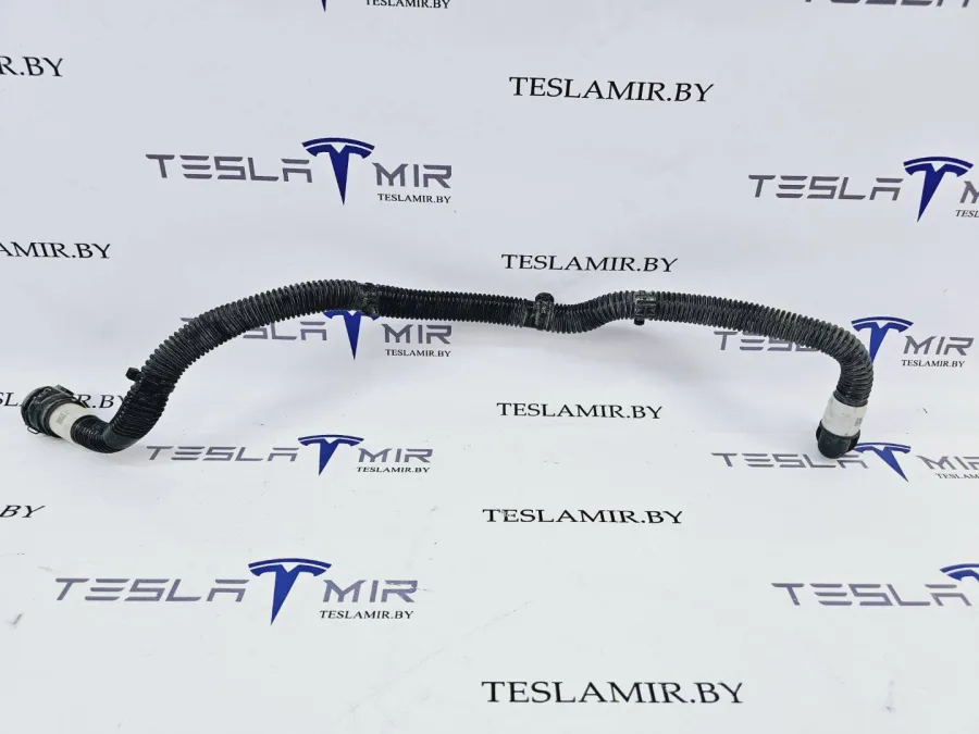 Патрубок системы охлаждения пластиковый Tesla Model S 2022 — фото 1