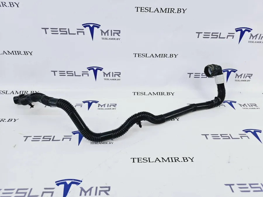 Патрубок системы охлаждения пластиковый Tesla Model S 2022 — фото 1