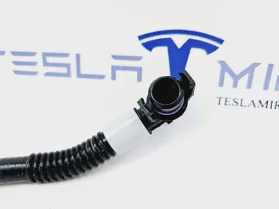 Патрубок системы охлаждения пластиковый Tesla Model 3 2022 — фото 3