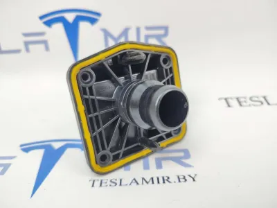 Переходник патрубка системы охлаждения основной батареи (штуцер) Tesla Model 3 2020