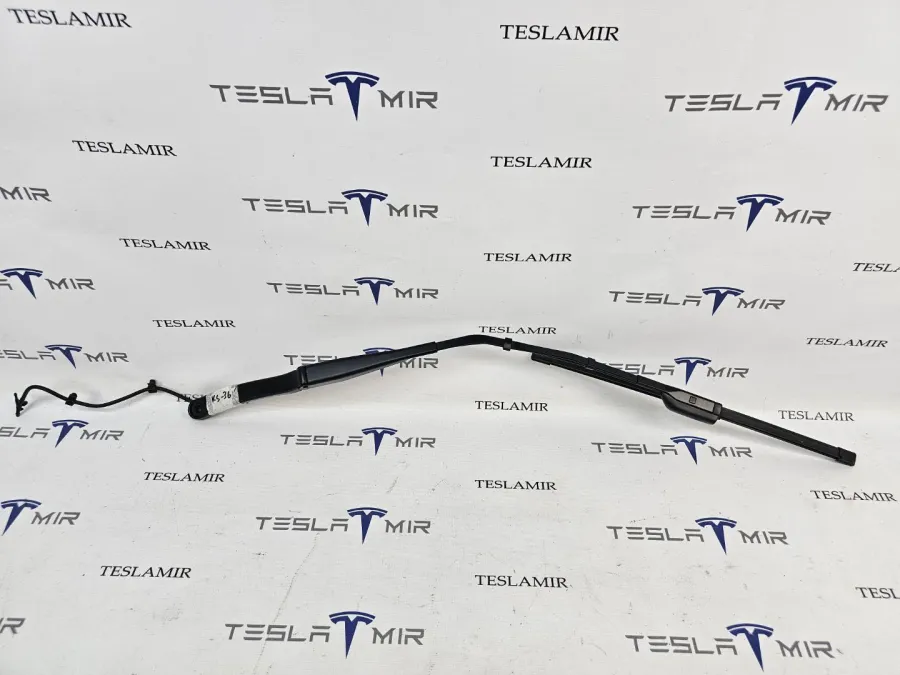 Щеткодержатель (поводок стеклоочистителя, дворник) правый Tesla Model 3 2023 — фото 1