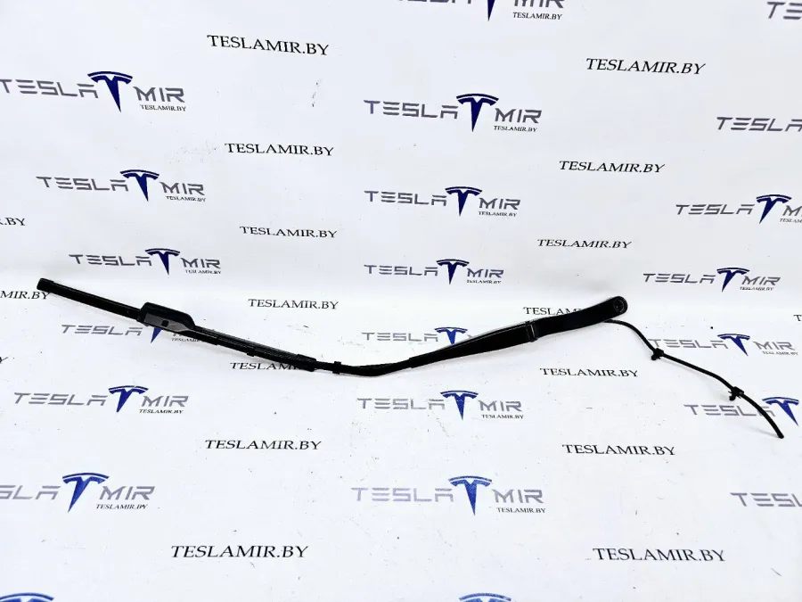 Щеткодержатель (поводок стеклоочистителя, дворник) правый Tesla Model 3 2022 — фото 1