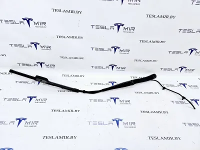 Щеткодержатель (поводок стеклоочистителя, дворник) правый Tesla Model 3 2022
