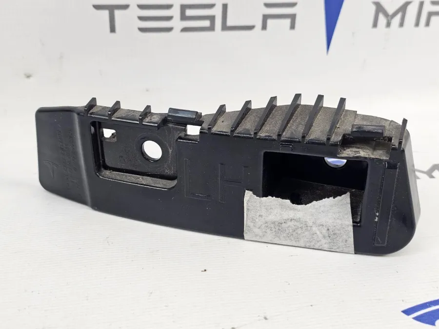 Кронштейн крепления фонаря левый Tesla Model 3 2023 — фото 1