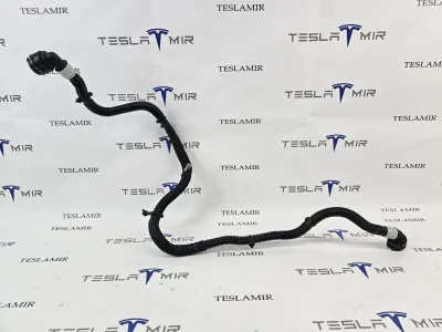 Шланг системы охлаждения заднего мотора Tesla Model 3 2024