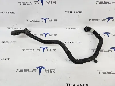 Шланг системы охлаждения заднего мотора Tesla Model 3 2023