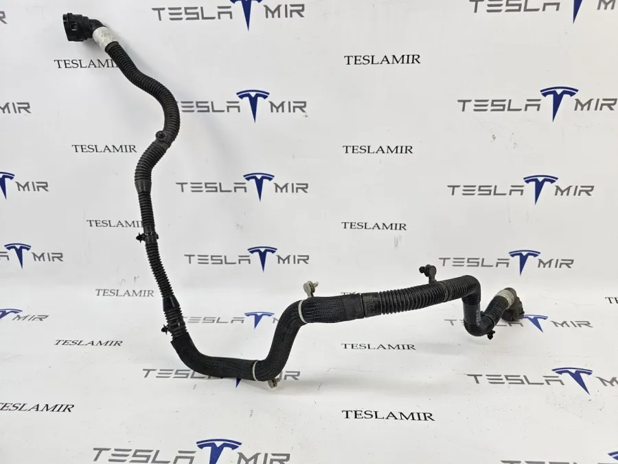 Шланг системы охлаждения заднего мотора Tesla Model 3 2023 — фото 1