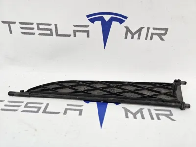 Заслонка корпуса центрального люверса правая верхняя Tesla Model S 2017 — фото 2