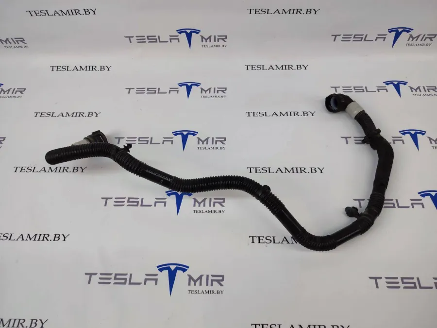 Шланг системы охлаждения заднего мотора Tesla Model Y 2021 — фото 1