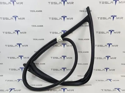 Уплотнитель дверного проема передний правый Tesla Model 3 2024