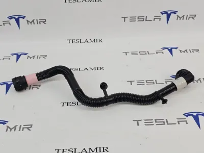 Патрубок системы охлаждения пластиковый передний Tesla Model 3 2023