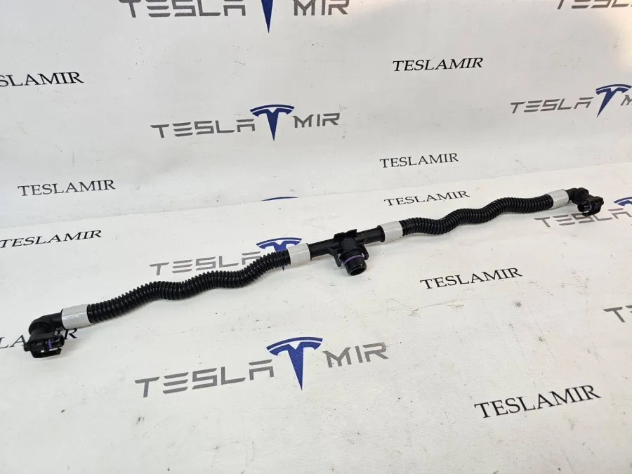 Патрубок системы охлаждения пластиковый Tesla Model 3 2022 — фото 1