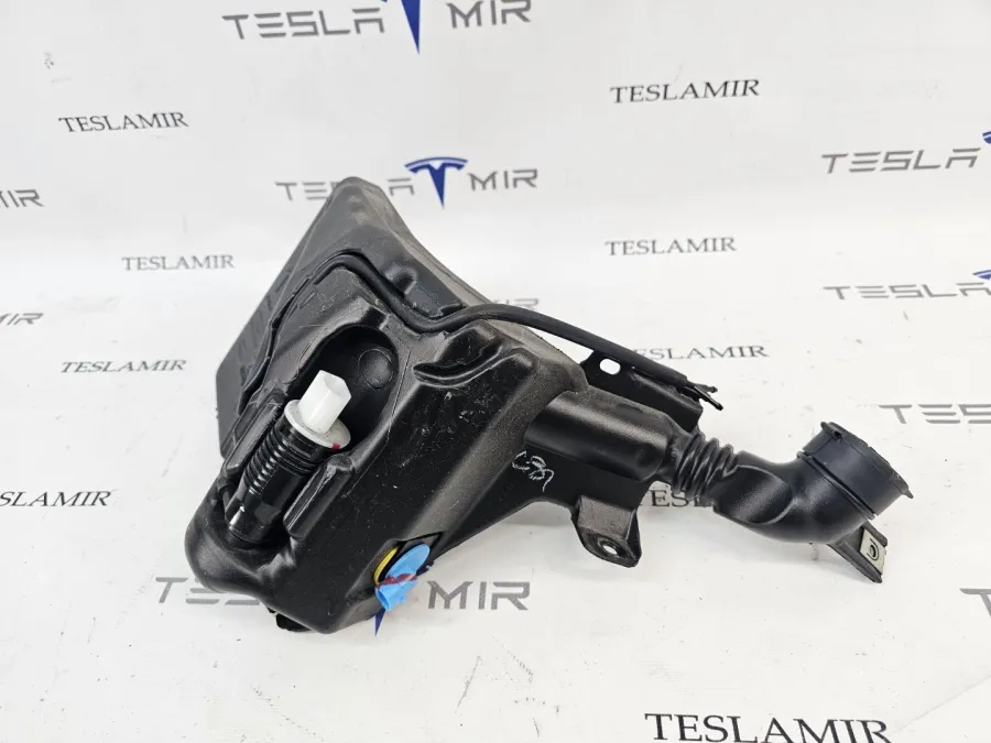 Бачок омывателя Tesla Model 3 2023 — фото 1