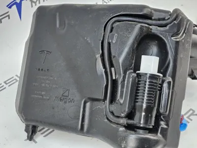 Бачок омывателя Tesla Model 3 2023 — фото 2